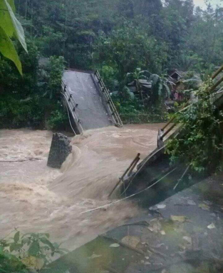 Hujan Deras Akibatkan Jembatan Ambruk dan Lumpuhkan Akses Jalan Cikatomas Tasikmalaya